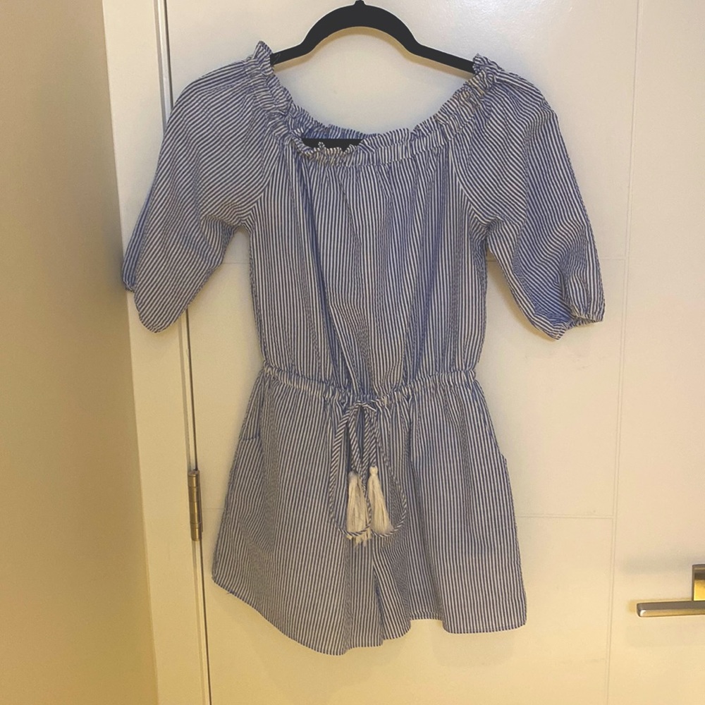 SEERSUCKER OFF SHOULDER ROMPER WITH POCKETS BY EVERLY SIZE S